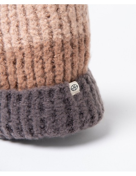 GORRO TRICOTADO CON VUELTA MODULABLE.