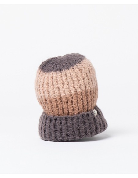 GORRO TRICOTADO CON VUELTA MODULABLE.