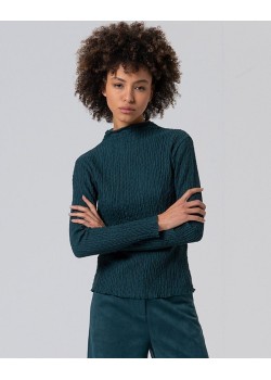 CAMISETA DE CUELLO ALTO CON TEXTURA.