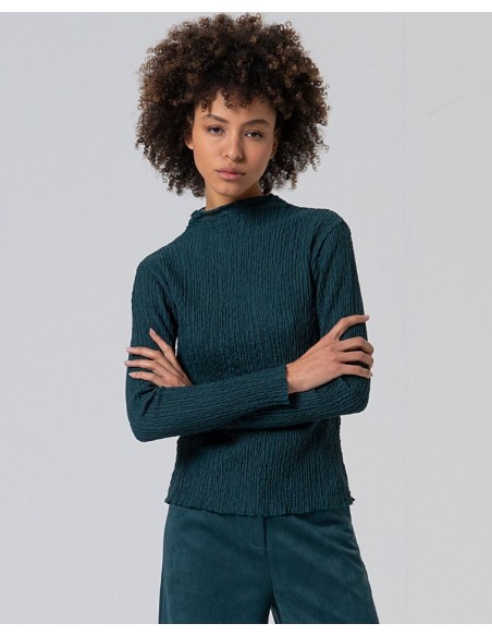 CAMISETA DE CUELLO ALTO CON TEXTURA.