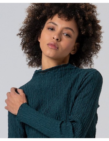 CAMISETA DE CUELLO ALTO CON TEXTURA.