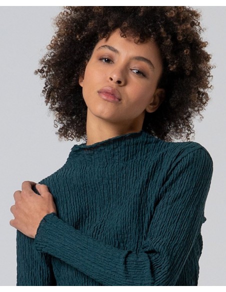 CAMISETA DE CUELLO ALTO CON TEXTURA.