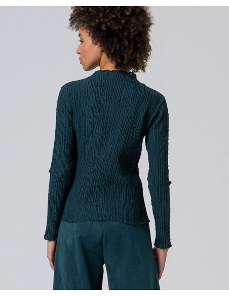 CAMISETA DE CUELLO ALTO CON TEXTURA.