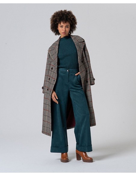 CAMISETA DE CUELLO ALTO CON TEXTURA.