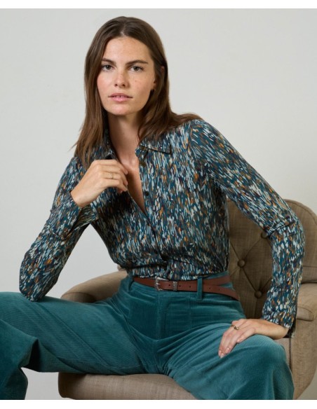 CAMISA ELÁSTICA Y FLUIDA MANGA LARGA.