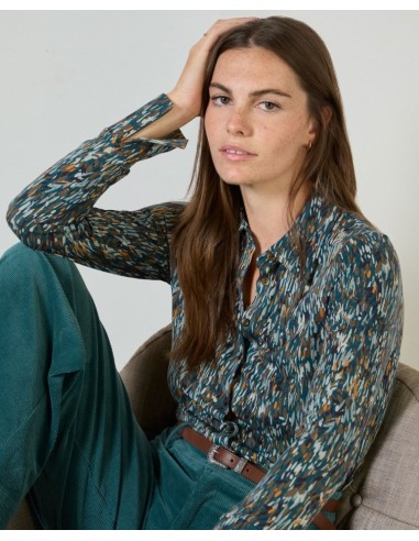 CAMISA ELÁSTICA Y FLUIDA MANGA LARGA.