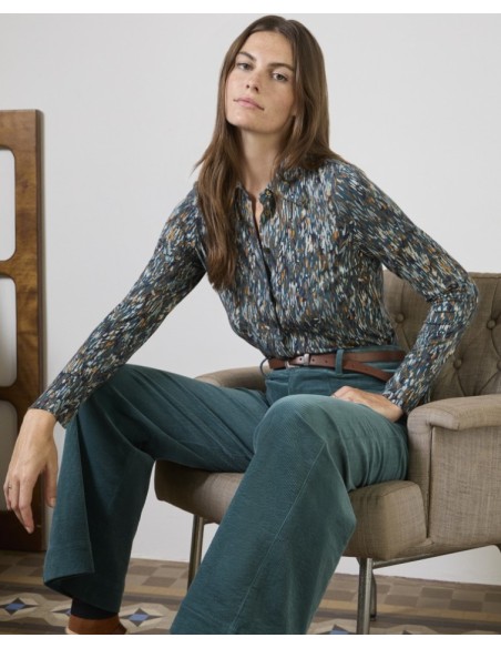 CAMISA ELÁSTICA Y FLUIDA MANGA LARGA.