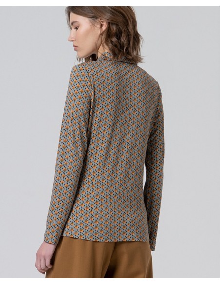 CAMISA ELÁSTICA CON MICRO ESTAMPADO VINTAGE.