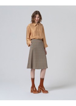 FALDA CORTA CON VUELO MICRO ESTAMPADA.