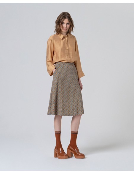 FALDA CORTA CON VUELO MICRO ESTAMPADA.