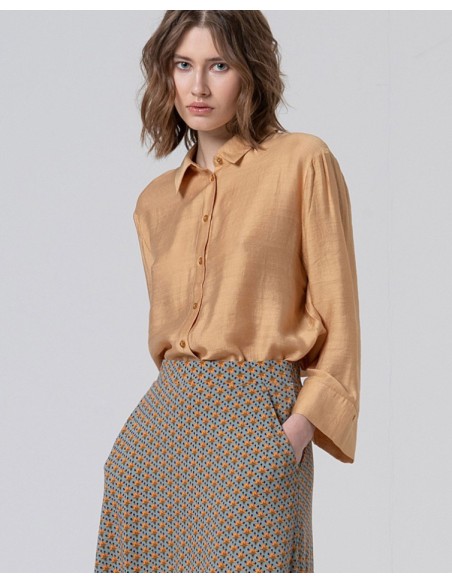 FALDA CORTA CON VUELO MICRO ESTAMPADA.