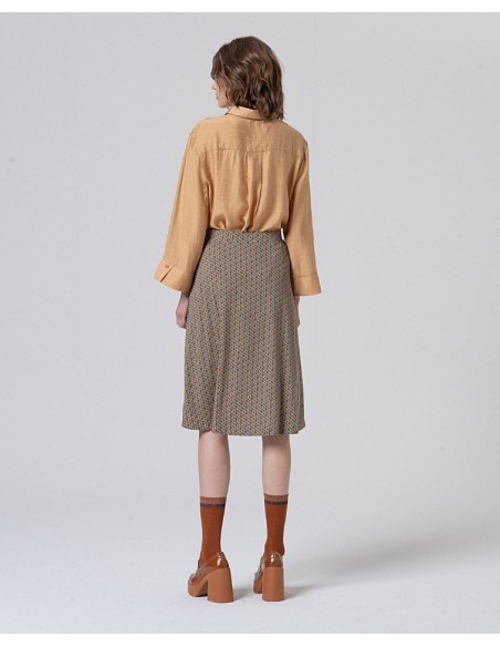 FALDA CORTA CON VUELO MICRO ESTAMPADA.