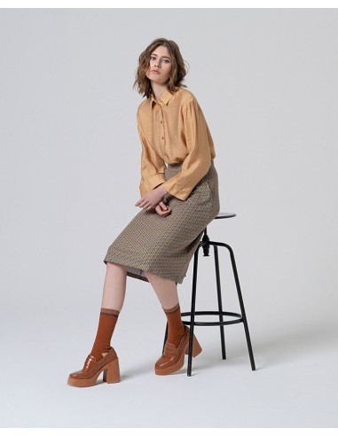 FALDA CORTA CON VUELO MICRO ESTAMPADA.