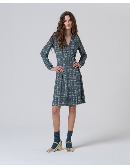 VESTIDO CORTO Y FLUIDO ESTAMPADO,CRUZADO.