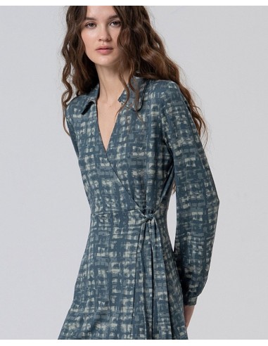 VESTIDO CORTO Y FLUIDO ESTAMPADO,CRUZADO.