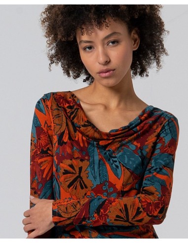 CAMISETA ESTAMPADA,ELÁSTICA CON ESCOTE DRAPEADO.