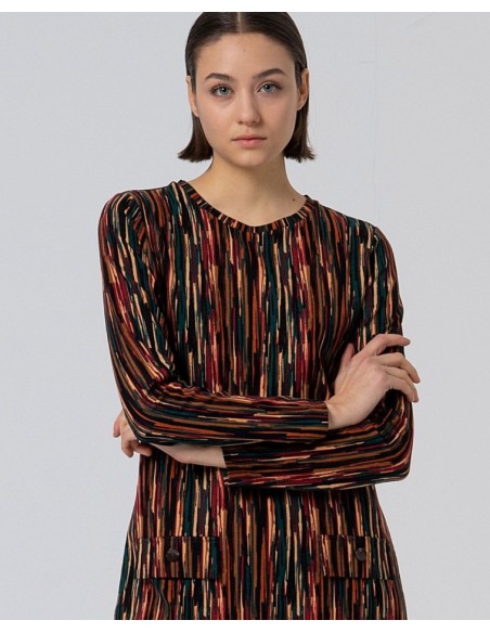 VESTIDO CORTO ELÁSTICO ESTAMPADO.