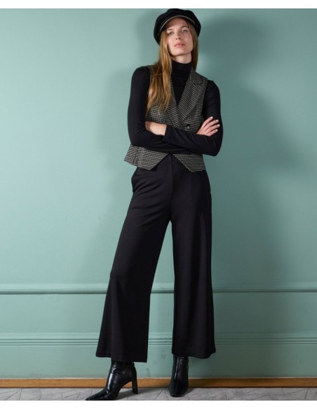 PANTALÓN AMPLIO CON BOTONES EN CINTURA.