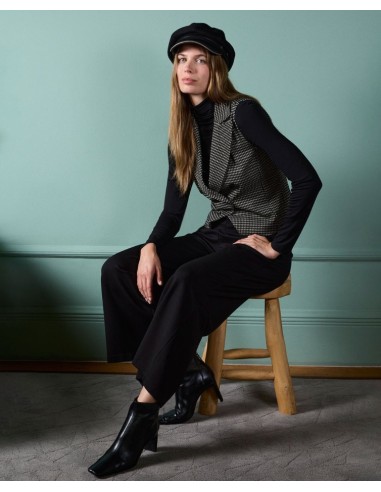 PANTALÓN AMPLIO CON BOTONES EN CINTURA.