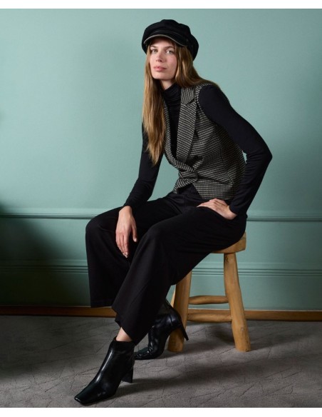 PANTALÓN AMPLIO CON BOTONES EN CINTURA.