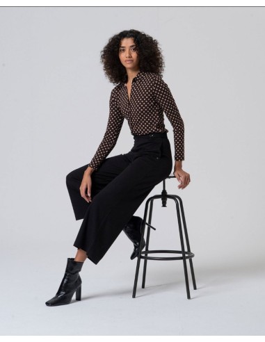 PANTALÓN AMPLIO CON BOTONES EN CINTURA.