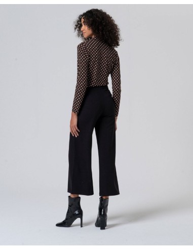 PANTALÓN AMPLIO CON BOTONES EN CINTURA.