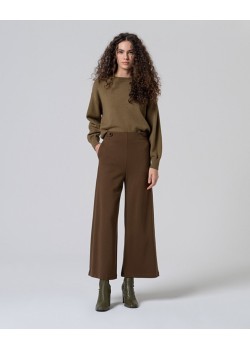 PANTALÓN AMPLIO CON BOTONES EN CINTURA.