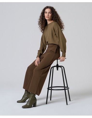 PANTALÓN AMPLIO CON BOTONES EN CINTURA.