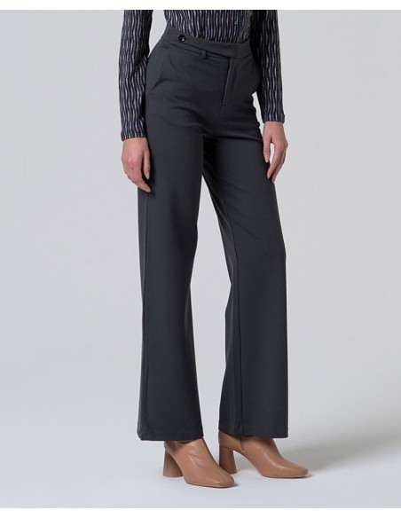 PANTALÓN RECTO CON DETALLE EN CINTURA.