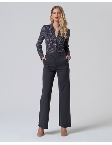 PANTALÓN RECTO CON DETALLE EN CINTURA.