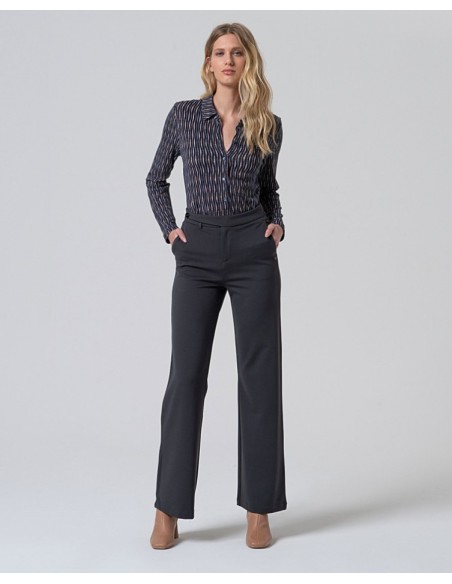 PANTALÓN RECTO CON DETALLE EN CINTURA.