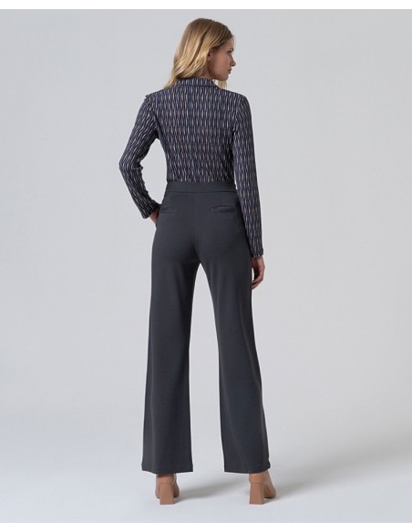 PANTALÓN RECTO CON DETALLE EN CINTURA.