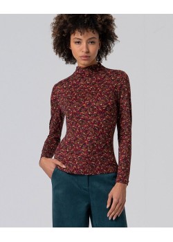 CAMISETA ELÁSTICA CUELLO ALTO ESTAMPADA.