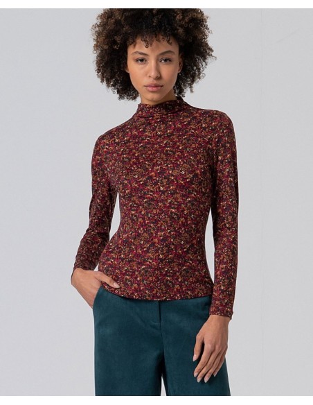 CAMISETA ELÁSTICA CUELLO ALTO ESTAMPADA.