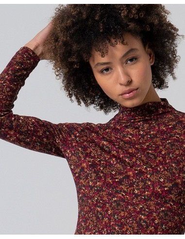 CAMISETA ELÁSTICA CUELLO ALTO ESTAMPADA.