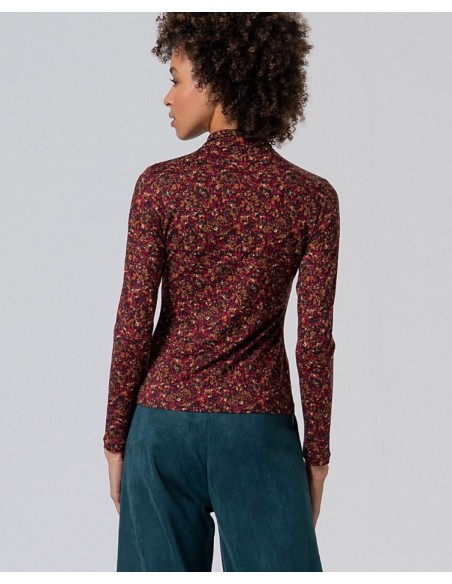 CAMISETA ELÁSTICA CUELLO ALTO ESTAMPADA.