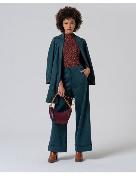 CAMISETA ELÁSTICA CUELLO ALTO ESTAMPADA.