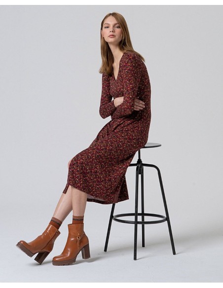 VESTIDO MIDI ESTAMPADO CON ESCOTE PICO.