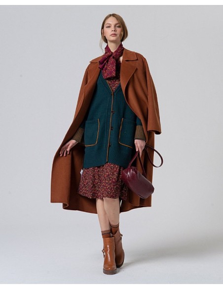 VESTIDO MIDI ESTAMPADO CON ESCOTE PICO.