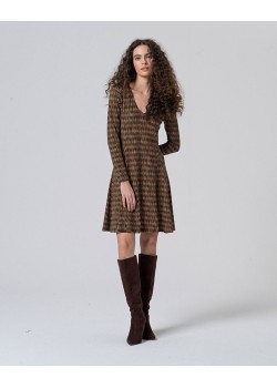 VESTIDO CORTO EVASÉ ELÁSTICO, ESTAMPADO CON CUELLO PICO.
