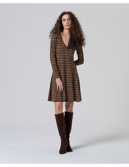 VESTIDO CORTO EVASÉ ELÁSTICO, ESTAMPADO CON CUELLO PICO.