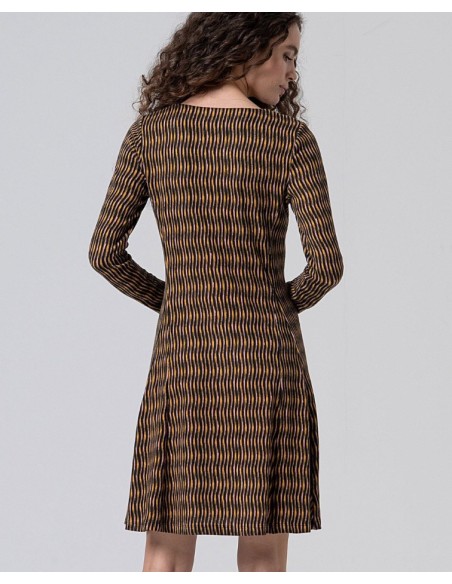 VESTIDO CORTO EVASÉ ELÁSTICO, ESTAMPADO CON CUELLO PICO.