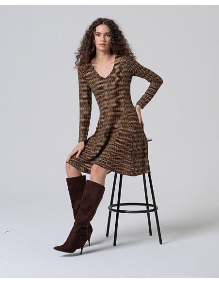 VESTIDO CORTO EVASÉ ELÁSTICO, ESTAMPADO CON CUELLO PICO.