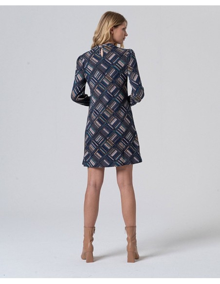 VESTIDO CORTO ESTAMPADO GEÓMETRICO CUELLO CERRADO Y MANGA ABULLONADA.