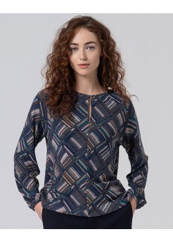 CAMISETA GEÓMETRICA CON ESCOTE LÁGRIMA.