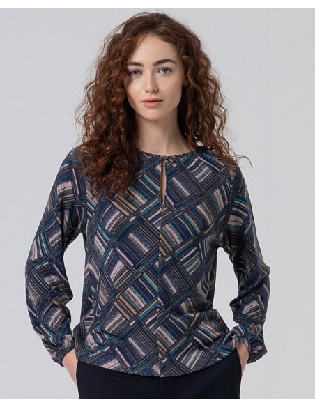 CAMISETA GEÓMETRICA CON ESCOTE LÁGRIMA.