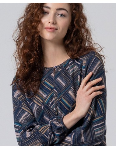 CAMISETA GEÓMETRICA CON ESCOTE LÁGRIMA.