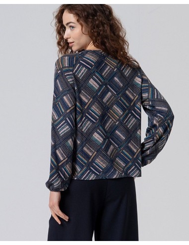 CAMISETA GEÓMETRICA CON ESCOTE LÁGRIMA.