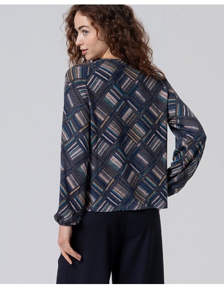 CAMISETA GEÓMETRICA CON ESCOTE LÁGRIMA.