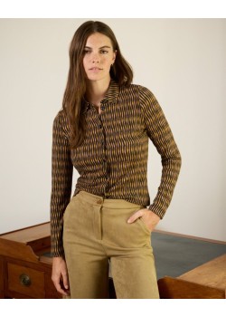 CAMISA ELÁSTICA CON PRINT DE ONDAS.